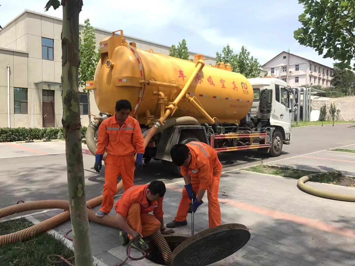 小蓝管道疏通车停在窨井附近