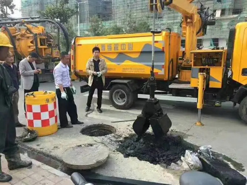小蓝街道：网格员化身“清道夫”，为民解忧疏通“堵心”化粪池