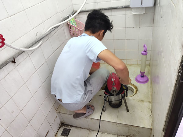小蓝管道堵塞冒臭气 专业师傅现场解决问题