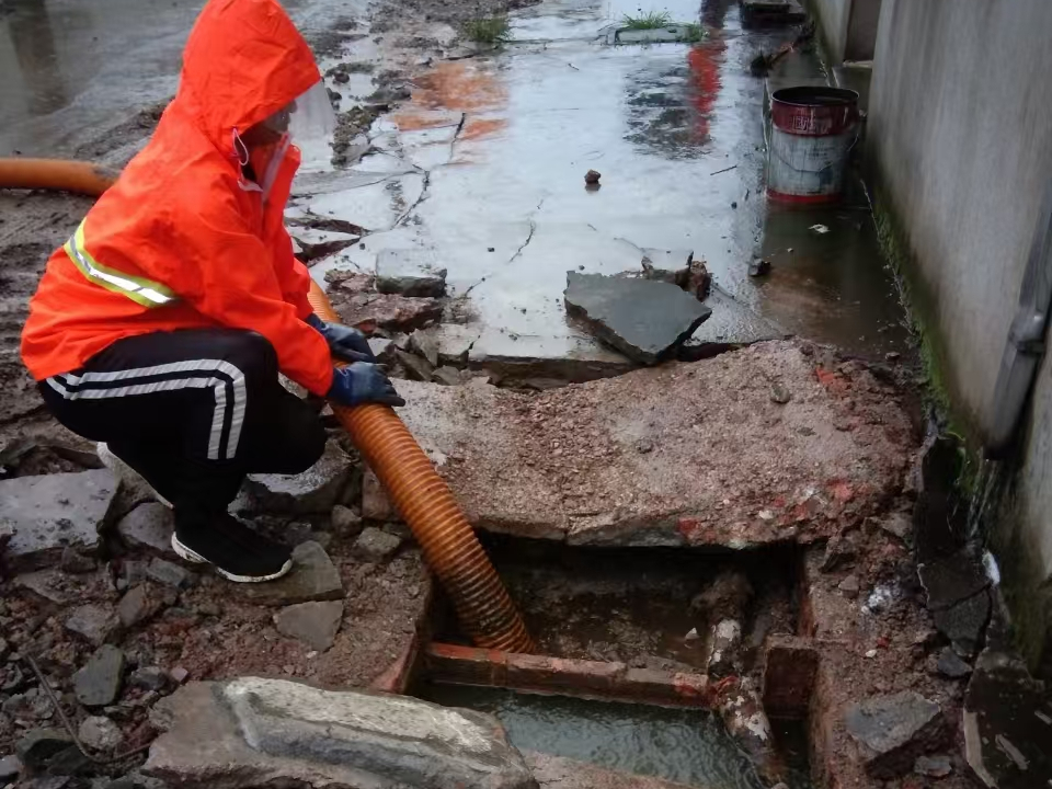 小蓝专业清理污水池 炜誉市政以规范流程守护城市 “肠道”